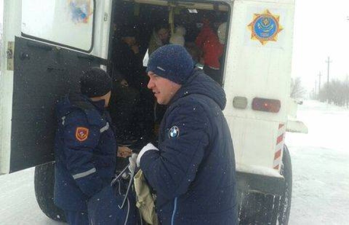 Волонтёры привезли продукты застрявшим в Актюбинской области дальнобойщикам 