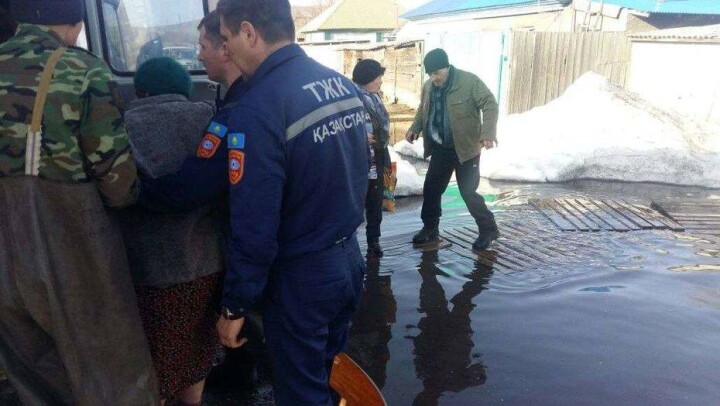 Жители Усть-Каменогорска покидают свои дома из-за подтоплений 