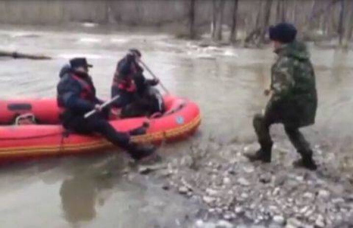 В ВКО спасли парня, сброшенного друзьями с моста