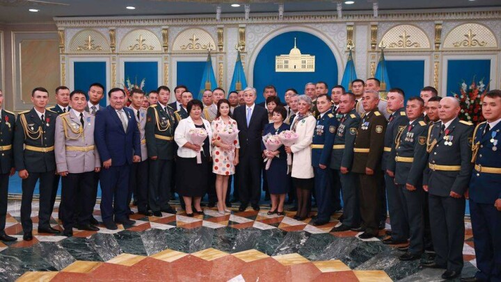 Токаев наградил участников восстановления Арыси