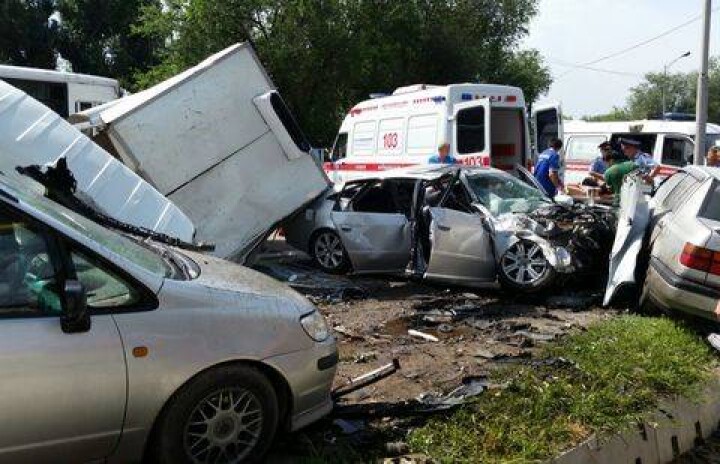 Очевидцы сняли фото и видео массовой аварии в Алматы