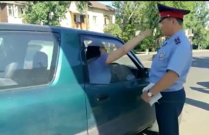 Отборную брань услышали в свой адрес полицейские Алматы от женщины-автолюбителя