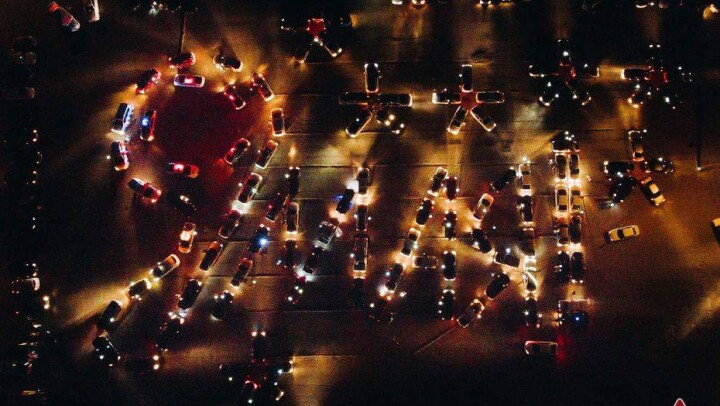 Надпись "9 Мая. Ура!" из десятков автомобилей составили в Караганде