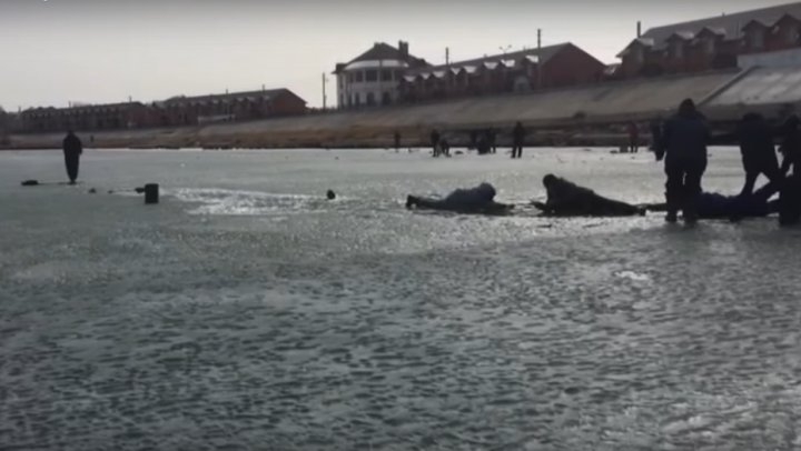 В Атырау рыбаки спасли провалившуюся под лёд пенсионерку