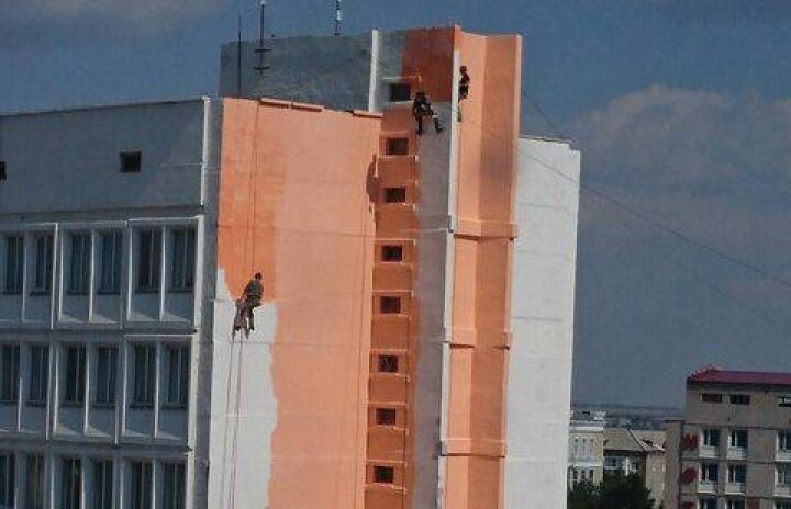 Здание ДВД Костанайской области покрасили в персиковый цвет