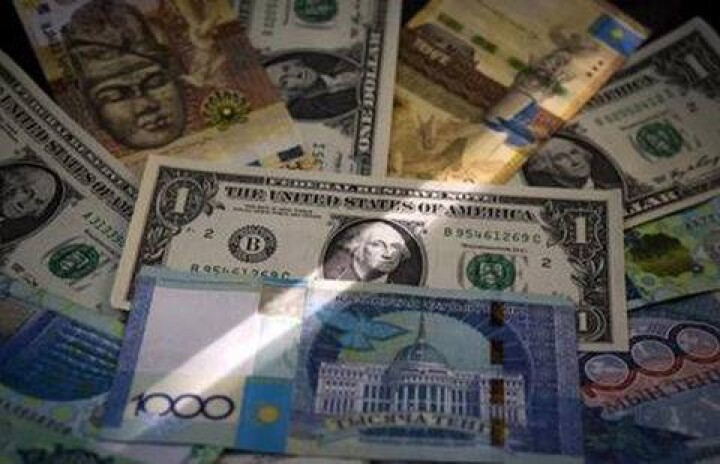 За день нацвалюта подешевела ещё на два тенге 