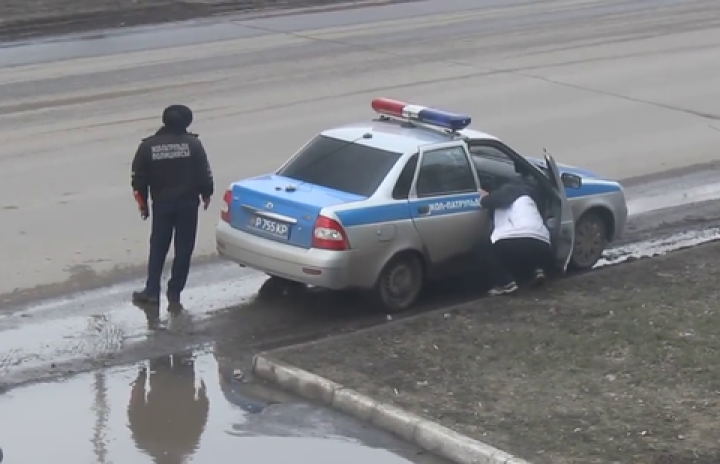 Странное видео с участием дорожного полицейского заинтриговало костанайцев