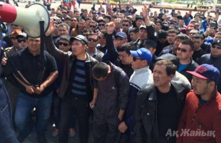  В Атырау власти пытаются успокоить митингующих
