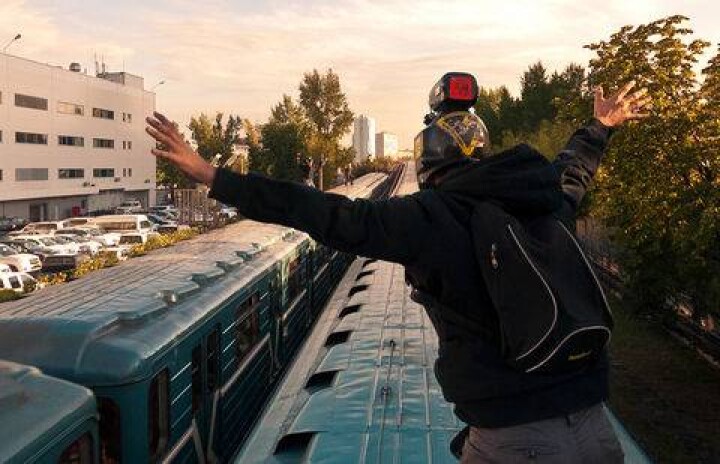 Полицейские сняли с крыши движущегося поезда "Алматы-Атырау" деда-экстремала
