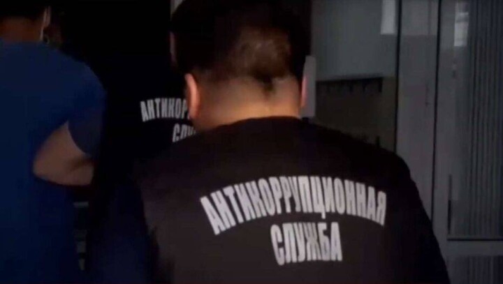 Подозреваемый в получении взятки руководитель аппарата акима Текели пытался уплыть по реке при задержании