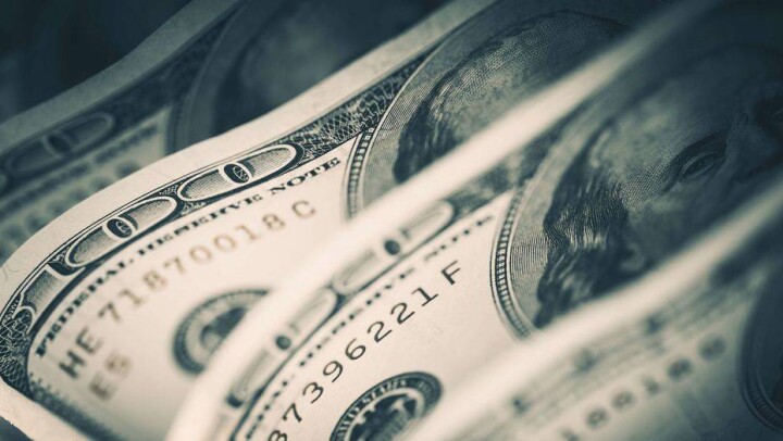 По итогам первых после выходных торгов на бирже курс доллара составил 446,06 тенге 