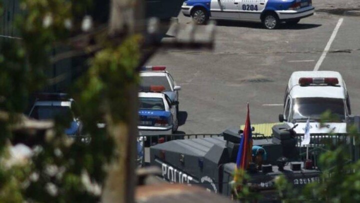 Двое членов вооруженной группы, захватившей в Ереване здание полиции, сдались властям