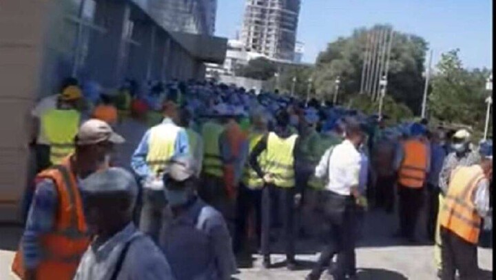 Работники коммунальных служб Актау пришли к зданию акимата с требованиями выплатить зарплату