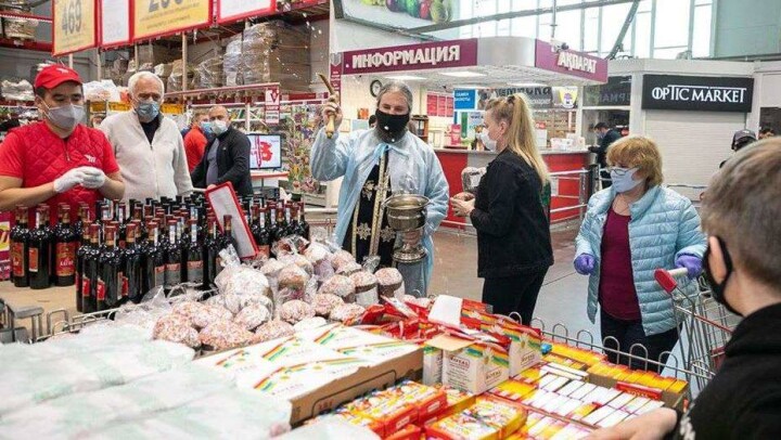 В Алматы в шести супермаркетах Magnum освятили яйца и куличи