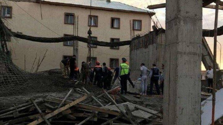 Троих рабочих завалило на стройке в Астане