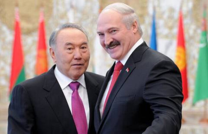 Лукашенко наградил Назарбаева орденом