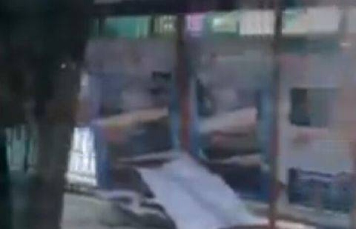В Караганде водитель минивэна снёс остановку и врезался в светофор