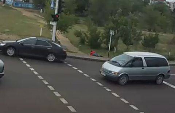 Около десятка водителей проехали мимо упавшей женщины в Караганде
