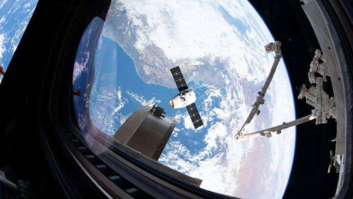 Грузовой космический корабль Cargo Dragon успешно пристыковался к МКС