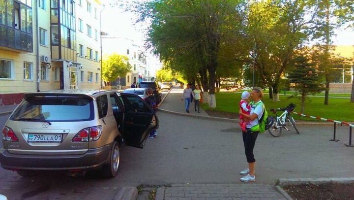 Бдительная астанчанка обнаружила в пустом авто грудного ребёнка