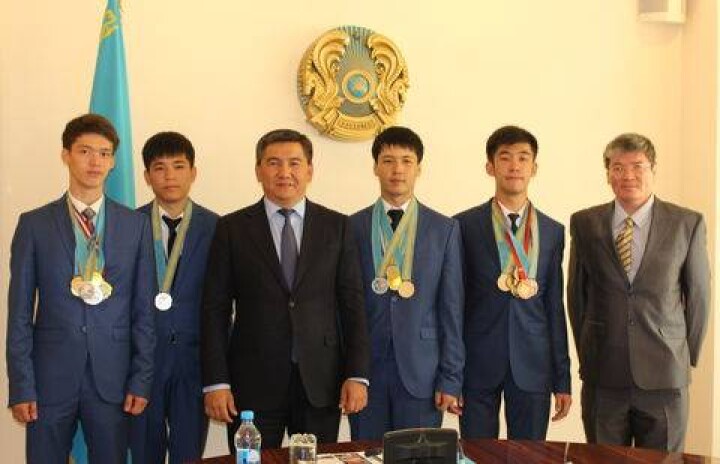Казахстанских школьников, победивших на Международной олимпиаде по информатике, наградил министр