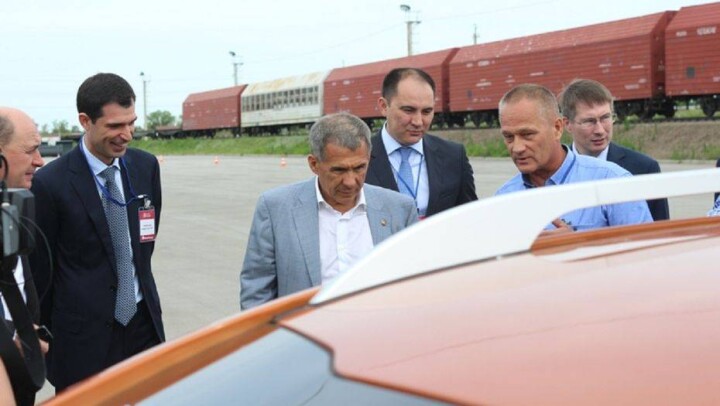 Президента Татарстана прокатили на электромобиле в Костанае