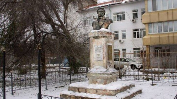 Бюст Пушкина изрисовали вандалы в Уральске