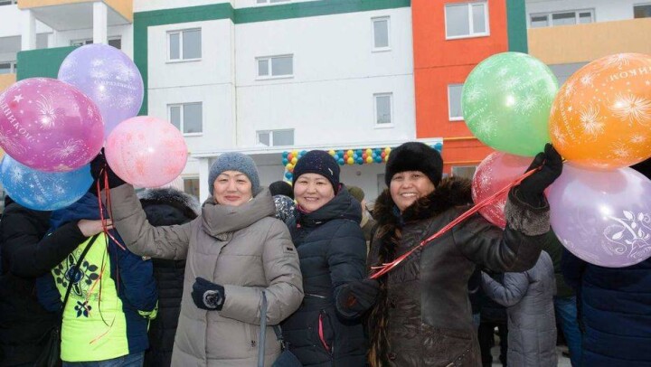 Аким Мухамбетов вручил ключи новосёлам в День Первого Президента
