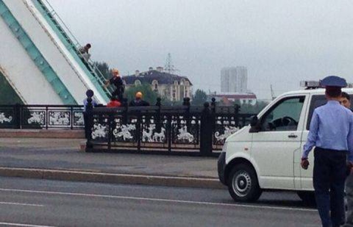 Установлена личность мужчины, пытавшего сброситься с моста в Астане