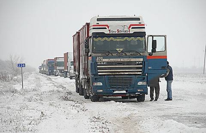 У попавших в снежный плен водителей фур закончились еда и вода