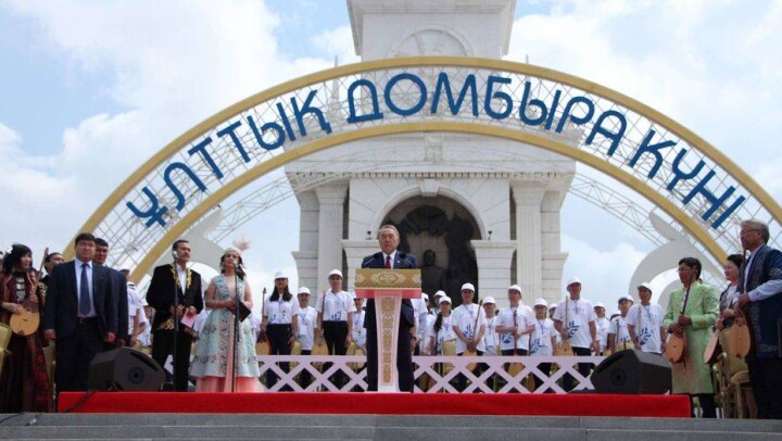 Нурсултан Назарбаев поздравил казахстанцев с Национальным днём домбры