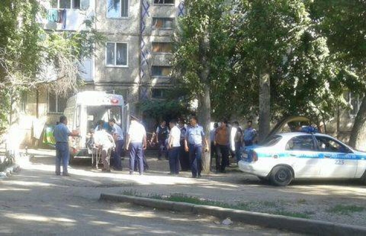 В микрорайоне Тараза оцеплена многоэтажка, очевидцы говорят о перестрелке молодых людей с полицейскими