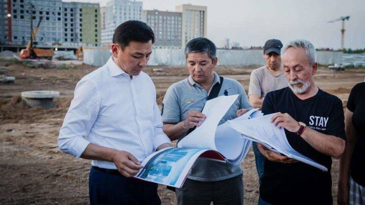 Кульгинов осмотрел проблемные жилые комплексы столицы, где падают плиты