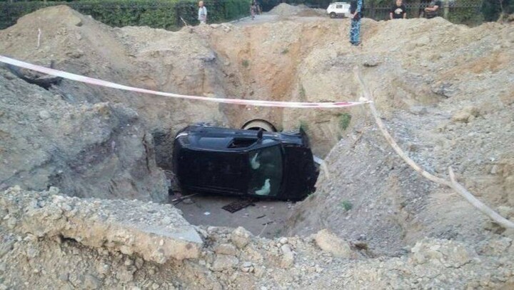 В Костанае водителя, угодившего в разрытый котлован, оштрафуют и лишат прав