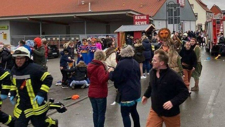 В Германии автомобиль протаранил толпу людей на карнавале. Пострадали более 30 человек 