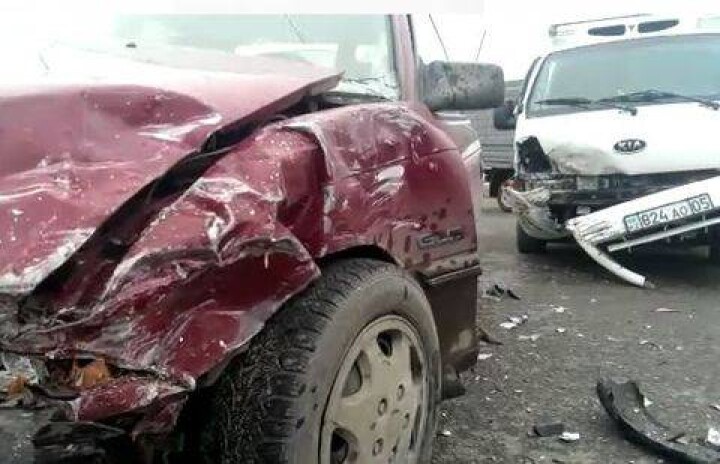 Мать с двумя маленькими детьми пострадала в аварии в Алматы