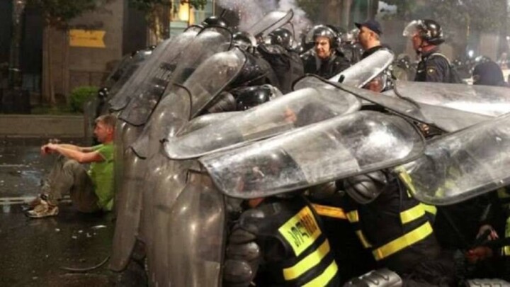 В Тбилиси возобновились протесты. Оппозиция дала главе МВД три часа для отставки
