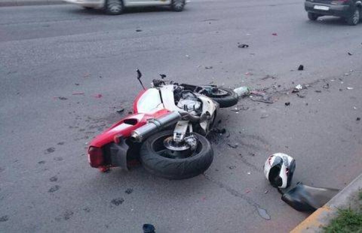 Мотоциклист в Караганде на ровном месте спровоцировал аварию, в которой сам же и пострадал