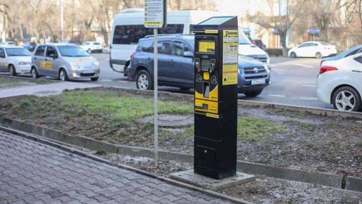 В Алматы собираются вводить дифтариф на парковку. На Зелёном базаре стоимость может вырасти в два раза
