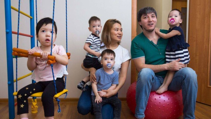 Родителям четверняшек в Астане обещали квартиру. Прошло два года – жилья нет