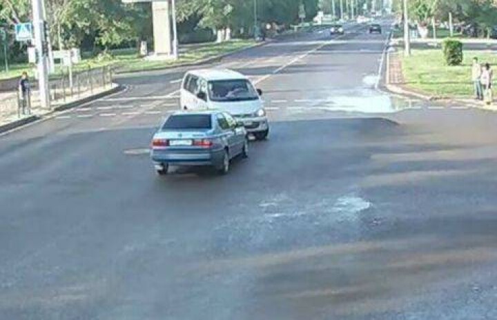 Нелепую аварию на пустой дороге зафиксировала камера наблюдения в Караганде