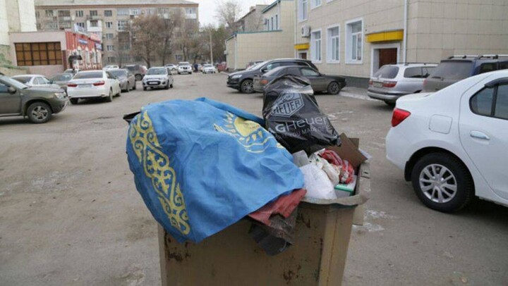 В Костанае флаг Казахстана выбросили в мусорный контейнер