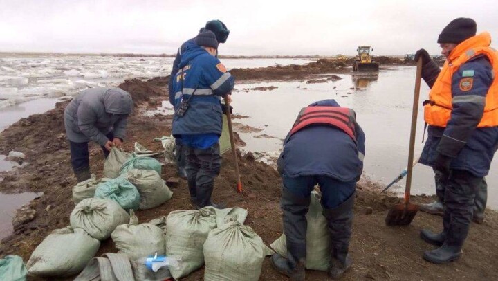 Девять участков автотрасс скрылись под талыми водами в Карагандинской области