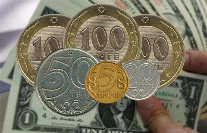 Доллар подешевел на пять тенге по итогам утренних торгов KASE