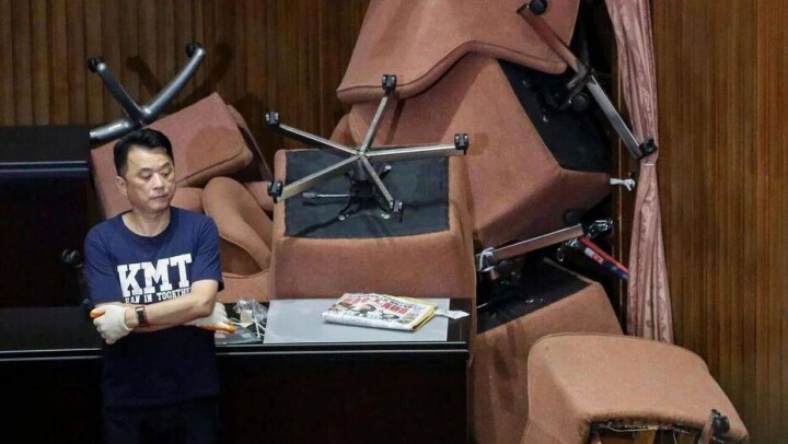 На Тайване представители оппозиционной партии захватили парламент