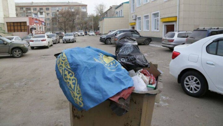 За выброшенный в мусорку флаг в Костанае никто не ответит