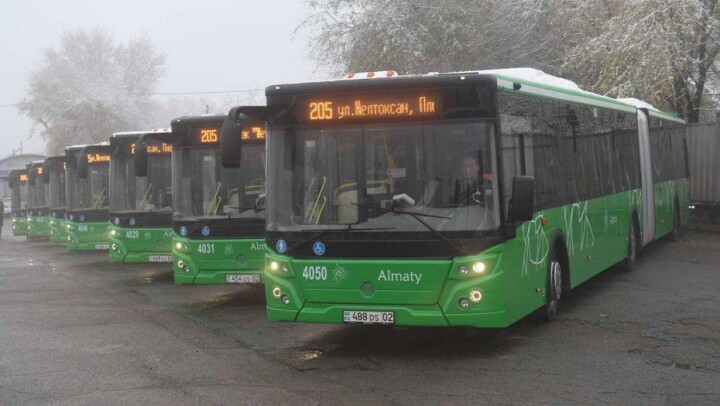 В Алматы на линию BRT вышли новые автобусы-гармошки