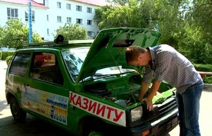 Студент из Уральска сделал электромобиль из старой "Оки"