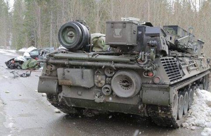 Бронемашина разорвала легковушку с водителем на учениях НАТО в Норвегии