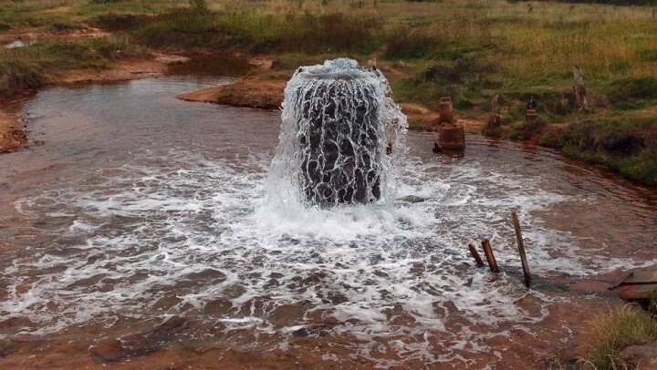 В степях Атырау из-под земли бьют фонтаны минеральной воды